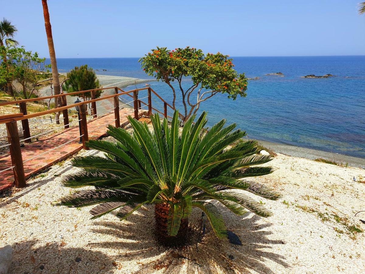 Astrofegia Beachfront Villa Pomos Ngoại thất bức ảnh